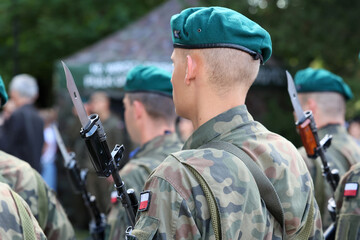 Bagnet na karabinie wojskowym polskiego żołnierza. 