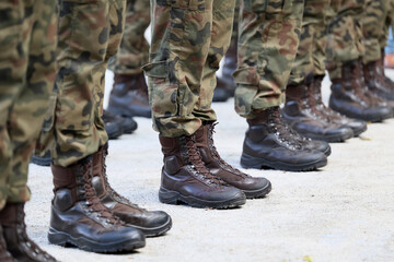 Kamasze wojskowe na nogach żołnierzy. 