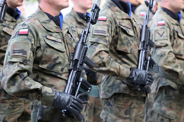 Bagnet na karabinie wojskowym polskiego żołnierza. 