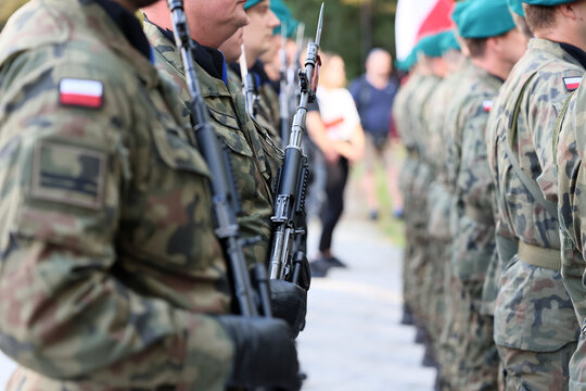 Bagnet na karabinie wojskowym polskiego żołnierza. 