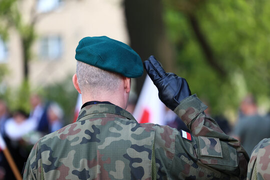 Bagnet na karabinie wojskowym polskiego żołnierza. 