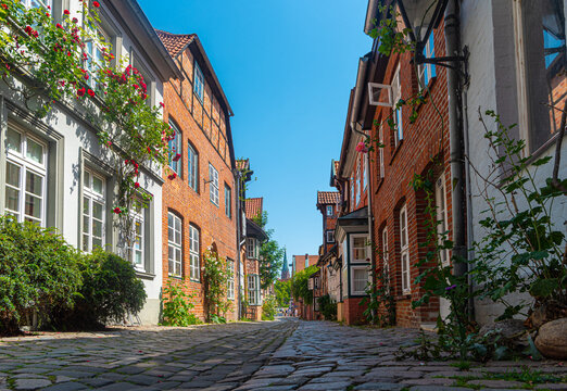 Gasse mit Backsteinh&auml;usern in der Altstadt von L&uuml;neburg
