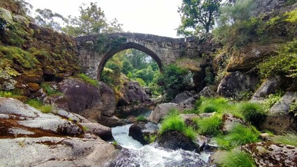 Fototapeta na wymiar Puente romano de Almofrei en Cotobade, Galicia