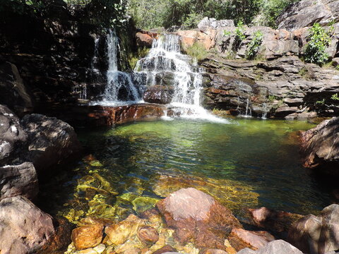 Cachoeira do Encontro e pequena e tem um pocinho envolvidos por uma paisagem de pedras enormes, mata e natureza pura.