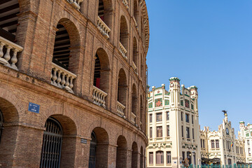 Fototapeta premium façade de l'arène de Valencia avec une tour de la gare du nord en arrière plan