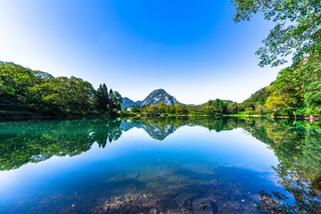 Naklejka premium 緑の山と湖と青空