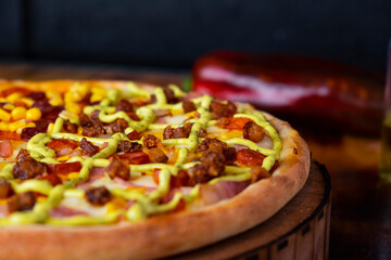 pizza de chicharrón y jamón sabor paisa