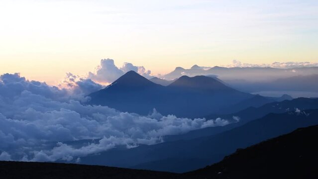 Vista a&eacute;rea a los volcanes en un atardecer nuboso desde la cima del volc&aacute;n Acatenango