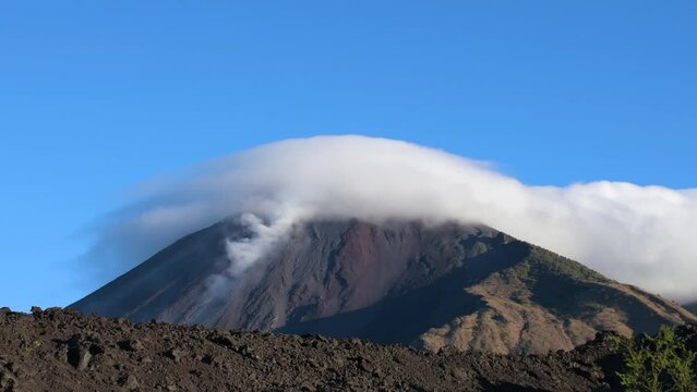 Volc&aacute;n de Pacaya cubierto de nubes ilustrando el clima cambiante en un timelapse