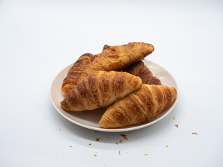 皿に盛られたクロワッサン