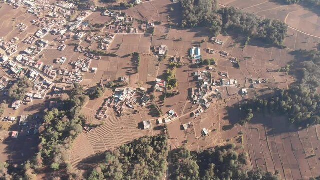 Senderos de pueblo maya sobre las monta&ntilde;as visto desde arriba