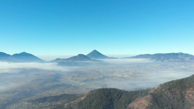 Vista aérea de Xela Quetzaltenango sobre las nubes y Vollcán Santa María como destino turístico