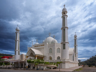 Fototapeta na wymiar White mosque with blue bright sky background