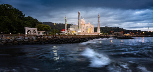 Naklejka premium White mosque in beach