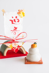 日本のお正月　飾り　鏡餅　年賀状　白背景