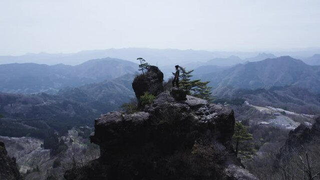 日本の険しい山、登頂のドローン映像