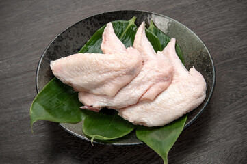 鶏肉の手羽先生肉 © Caito