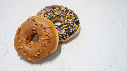 チョコスプリンクルとチェスナッツのドーナツ