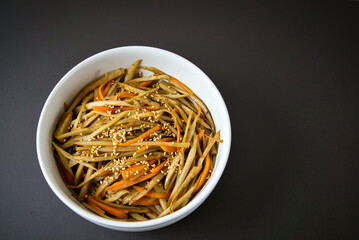 今日の晩ごはん　食物繊維豊富なごぼうを使ったきんぴらを盛りつけた一皿