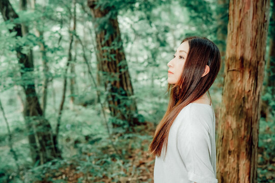 自然・森の中にいるロングヘアの日本人女性（ボタニカル）
