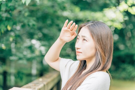 日差しが眩しい日本人女性（紫外線対策・白内障）
