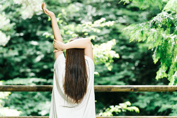 森の中でストレッチする女性
