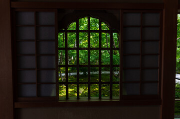 窓から見える日本庭園