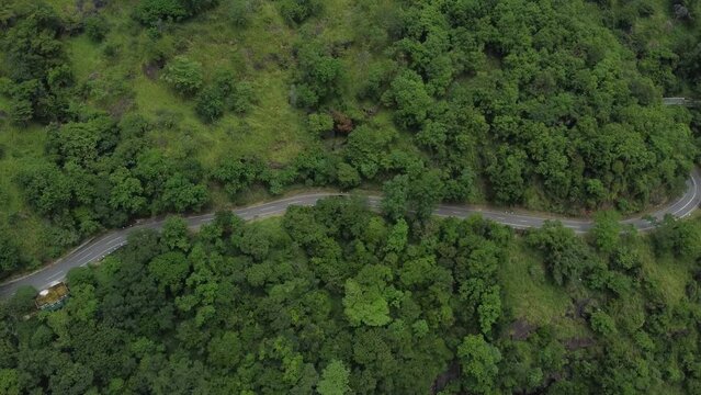 Krajobraz g&oacute;rski, zielone piękne wzg&oacute;rza widok z g&oacute;ry z drogami przez doliny z polami herbaty.