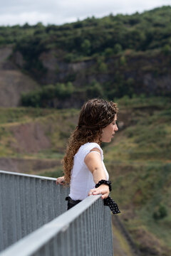 CHICA POSANDO CON PAISAJE DE FONDO