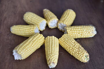 fresh corn on the cob on a wooden table