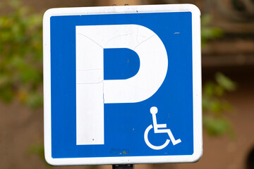 Señal de tráfico azúl para indicar zona de estacionamiento reservado para discapacitados	

