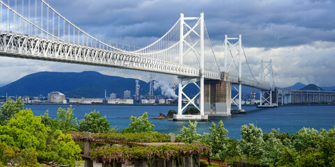 与島パーキングエリアから春の瀬戸大橋（香川県坂出市） © WAWA