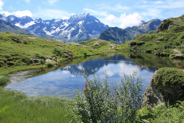Fototapeta na wymiar The Lauzon lake in the french alps, ecrins national park
