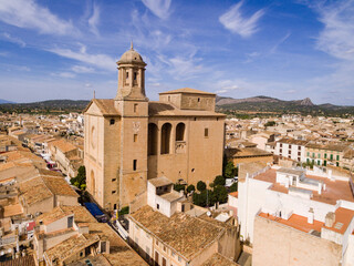 vista aerea del pueblo de Llucmajor y la iglesia parroquial de Sant Miquel, Llucmajor, Mallorca,...