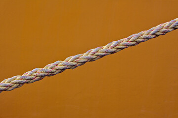 Tau vor gelber Metallwand