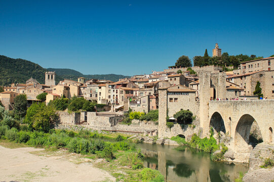
Besalú on the banks of the river fluvià, contains a medieval historical complex considered one of the best preserved in Catalonia
