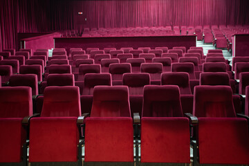 Obraz premium Empty red chairs for audience in the theater