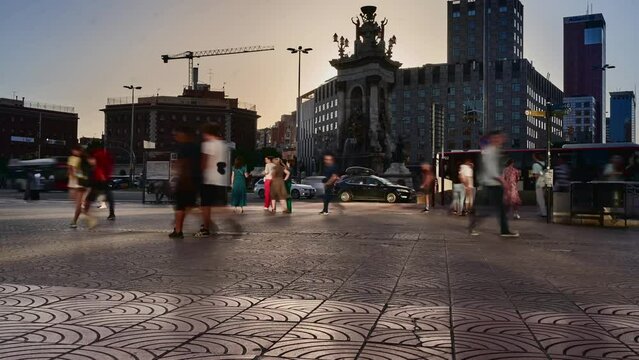 Timelapse Plaza Espanya desde el suelo con la luz del sol rebotando en los peatones