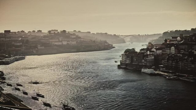 timelapse en Porto Portugal en el atardecer de la ciudad con vistas al rio desde un puente