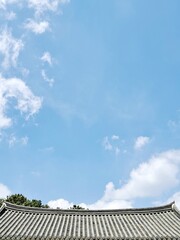 Fototapeta na wymiar Traditional Korean tiled roof and blue sky