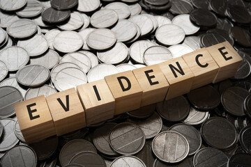 エビデンス・証拠のイメージ｜「EVIDENCE」と書かれたブロックとコイン
