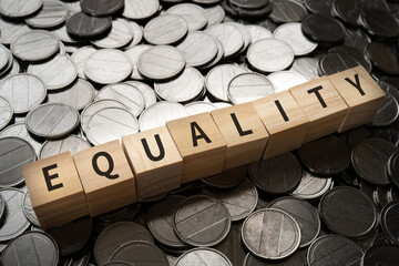 平等のイメージ｜「EQUALITY」と書かれたブロックとコイン
