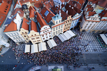 Blick vom Rathausturm auf den Altstaedter Ring, Touristen beim Beobachten des Uhrenspiels, Prag,...