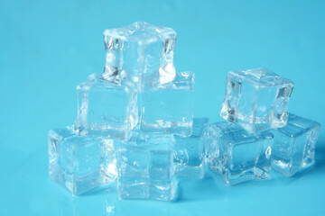 Obraz premium close up of many ice cubes on blue background 
