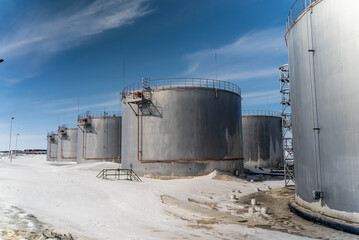 Obraz premium Industrial fuel storage tanks.