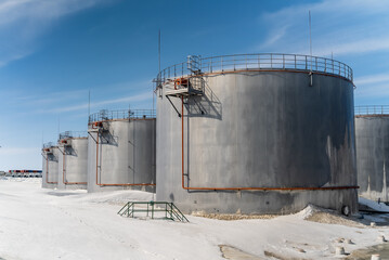 Obraz premium Industrial fuel storage tanks.