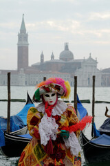 Venise, Italie, 27 février 2014 : carnaval de Venise, costume arlequin avec en arrière plan des...