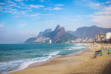 Vista del Morro Dos Hermanos desde la Playa Arpoador - Ipanema, Rio de Janeiro, Brasil - obrazy, fototapety, plakaty