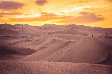 Fototapeta na wymiar Hora dorada en el desierto de la Huacachina - Ica, Perú