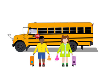 La vuelta al cole. Pareja de escolares portando una  bolsa de almuerzo y mochila de ruedas delante de un autobús o bus escolar amarillo - obrazy, fototapety, plakaty